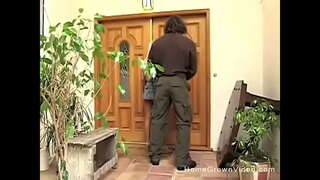 Excitat blonda suge apoi se fute cu prietenul ei pe terasă