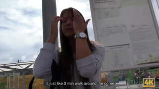 HUNT4K. Πλούσιος μπορεί να αγοράσει σφιχτό έφηβος κόλπο και το τρυπάνι της όλη μέρα