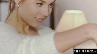 Söt brunett klockor sig själv i spegeln samtidigt onanerar