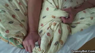 Wanita tua tergoda pria muda