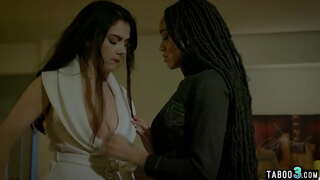 بگ boobed ہم جنس پرست مالک کی طرف سے مطمئن اس کے سیاہ ملازم