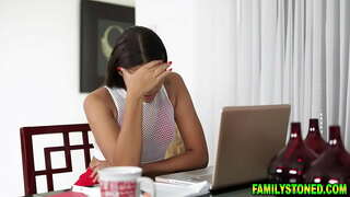 Väike ebony stepsis Michelle Anderson ribadeks ja laseb pervy stepbrother cum tema reied