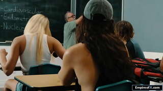 Jèn timoun blond pip lè sa a, fukèd pa zanmi l &#039; nan pisin lan