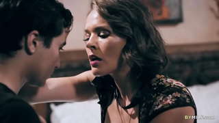 Esgarrifós Jove Veí Vol Fotre al Costat de la Porta MILF Calenta Krissy Lynn