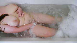 ���ੁੜੀ ਨੂੰ ਵੇਖਾਉਦਾ ਹੈ, ਉਸ ਨੂੰ ਵੱਡੇ ਪਿਛੋਕੜ ਅਤੇ masturbates ਬਾਥਰੂਮ ਵਿੱਚ