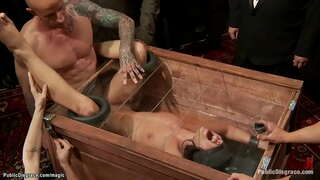 ���ុវដ្តីនេះទា Adriana Chechik គឺបិទភ្នែកនិងប្រអប់បន្ទាប់ធំផ្អៀងដេអូស្នើធូលីដីនៅក្រោមបញ្ជាការព្រះនាម៉ោង Dolore នៅក្នុងសាធារណៈ