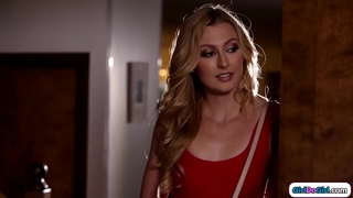 Sonra o, yenə, gec-tez qayıdıb evə, onun busty ana həll edir ki, o, olacaq лесбиянкой.Падчерице отсасывают tits, licks pussy милфы və подставляет ona üz