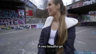 فاتنة حقا بحاجة إلى المال ولكن أن تعطي اللسان في العام