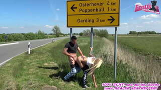 Fotosini jum bir slut bilan ko&#039;chada Creampie