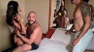 Sa chúlra an os comhair an ceamara ar an branda-nua carioca, agus an mothú ar dhá coiligh i pussy ag an am céanna, le haghaidh an chéad uair agus dar críoch le ualach iomlán de cum