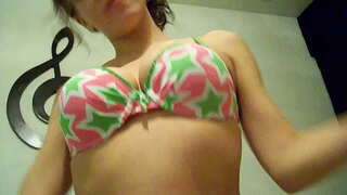 ردة الخميس أشلي يونج الملاعين صديقها ارتداء المطاط على تاريخ أول