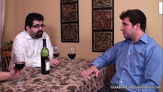 Fetish picior - Soția se închide sub masă afacere