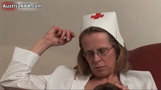 ���लिच्छ प्रौढ स्त्री तिच्या मांजर licked मिळते