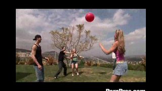 Ғуруби Навраси Мебозад Ва Слив Шаров