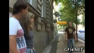 Oğlan oturur və diqqətlə baxır