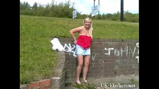 Русокоса бебе Lenas јавна голотија и busty трепка англиски девојки покажува