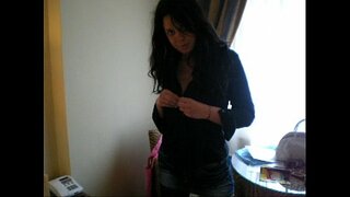 ���റ്റാലിയൻ amatorial Lilly strip and masturbates