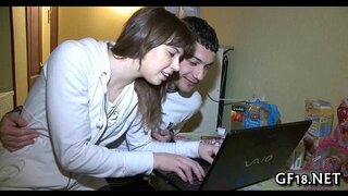 صرف گھورتے اس دلکش گر