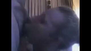 Похотливая 30 yaşlı sarışın sucks edir dərin bir kondom.