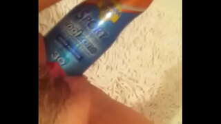 Chơi đùa với suncream chai