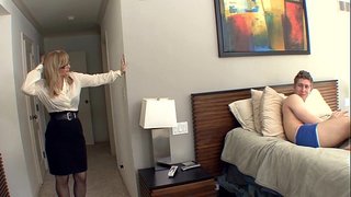 Big boobed blond milf nan kostim ak yon jartèl