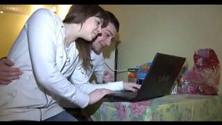 ���ੈ, ਜੋ ਕਿ ਬੇਬੇ ਨੂੰ ਬੰਦ ਕਰਦਾ ਹੈ, ਉਸ ਦੇ ਨੀਲੇ ਕਮੀਜ਼