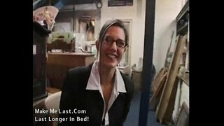 Sexy Brünette Hausfrau bekommt shagged at her work place