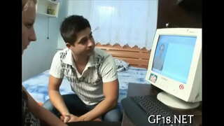 Nahiko legezko adina nerabe neska nabarmentzen doggy moda