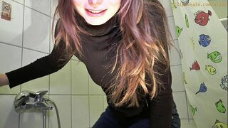 ���ീൻസ് നോക്കി ബിക്കിനി രേസ്ടോരെന്റ്റ് wetting