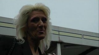 En bedstemor viser off