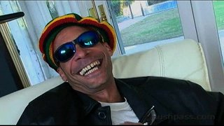 میگن منرو ہو جاتا ہے اس کی بیوی کی بلی گولہ باری!