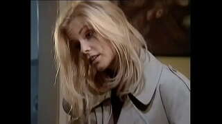 Джина Уайлд дрочить своєму чоловікові під час розмови по телефону, а потім примушує його кінчити перед тим, як вона піде