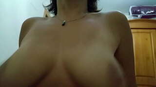 ���ගේ සහෝදරිය වැනි උරා ලෙස ඇය ලෙෂර් වර්ල්ඞ් උද්යානයේ