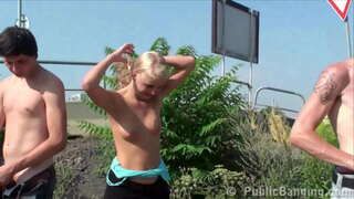 Y. అమ్మాయి బహిరంగ సెక్స్ రతి వీధి లో పట్ట పగలు