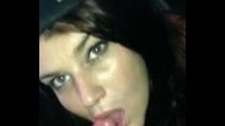 Ferch drws nesaf yn rhoi rhyw geneuol ac yn llyncu cum