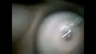 девојка игра со неа прободен брадавиците 1