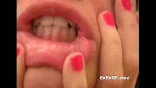 Fermoso rapaza petite provoca o seu corpo espido na ducha