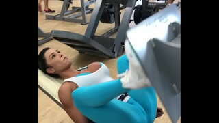 Gracy kręcąc żelazo na siłowni