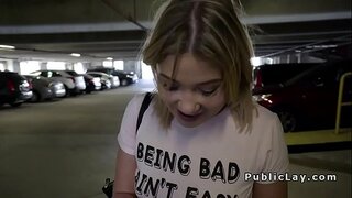 ���მერიკელი ქერა bangs გარეთ