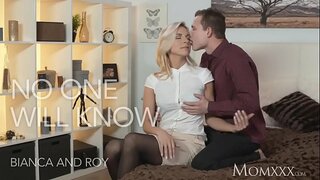 Rossa d&#039;oficina cap és content que enganyat el marit amb l&#039;oficina de j.