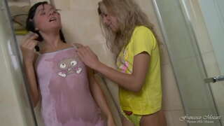 De jèn madivin gen yon reyèl orgasme ak èyè bourik nan douch la