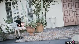 Nagy csöcsös, ingatlanügynök tini tesz róla, hogy eladja a házat