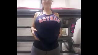 Yaşlı sürtük ve busty