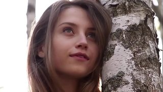 ���ਿੱਠੇ ਨੌਜਵਾਨ ਔਰਤ Nicolina ਨੂੰ ਹਟਾ ਉਸ ਦੇ ਕੱਪੜੇ ਜੰਗਲ ਵਿੱਚ