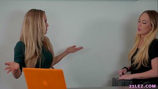 Lesbisk Agent ble avslørt av en sexy spy