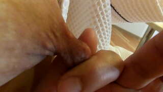 Kinky bröstvårtor Milf vridna och dras och sträcks ut som gummi Hentai bröstvårtor