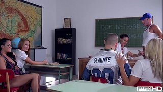 Тинејџерите Dolly Diore &amp;amp; Кети Небото споделување на воспитувачот е петел со две роговиден пријатели во училница