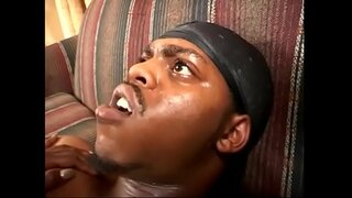 Güzel kızıl saçlı çikolata hottie Kelly Reign, kıllı amını sıkıştırdıktan sonra ağzına lahana suyu ile öksürdü