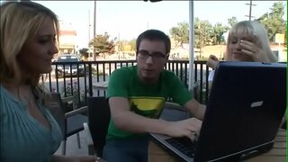 Nekaj grdo pick up umetnikov Eve Lawrence Trina Michaels so v znamenitosti