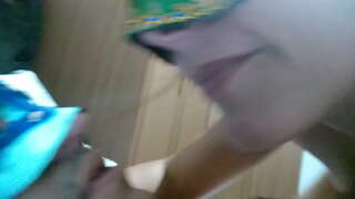 Гэрлэсэн эмэгтэй нулимж аманд нь эрэгтэй, гаргах, түүнийг залгих нь энэ